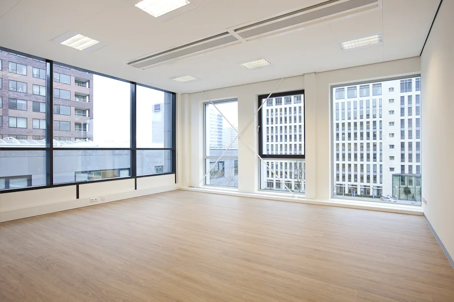 Licht en modern leeg kantoorpand aan de De Boelelaan met grote ramen en uitzicht op omliggende kantoorgebouwen.